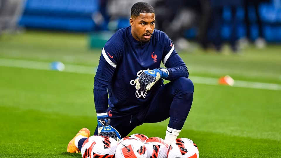 Mike Maignan phải nghỉ thi đấu đến đầu năm 2023 vì chấn thương bắp chân. Trước đó, anh góp công giúp AC Milan lên ngôi vô địch Serie A mùa 2021/22 đồng thời nhận giải thủ môn hay nhất mùa.