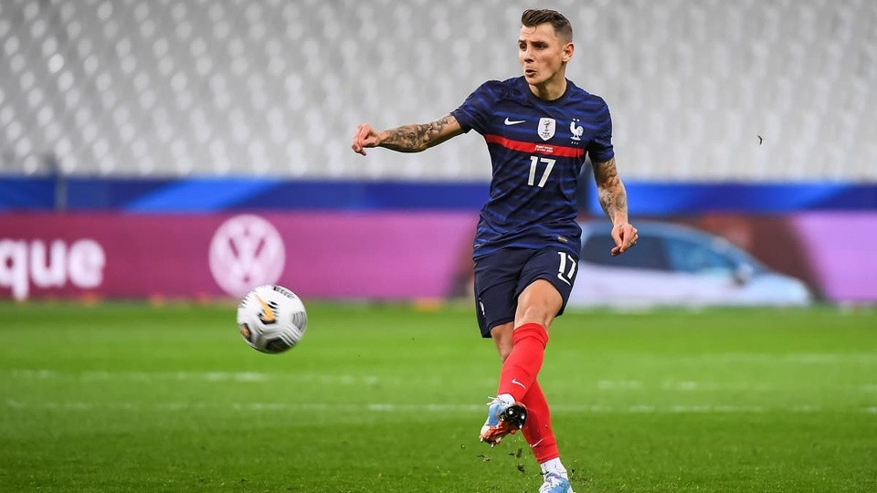 Lucas Digne là hậu vệ giàu kinh nghiệm ở Premier League, La Liga và Ligue 1. Tuy nhiên, anh không thể cạnh tranh với anh em nhà Hernandez (Lucas và Theo) cho suất đá chính ở cánh trái tuyển Pháp. Bên cạnh đó, việc quá mẫn cảm với chấn thương khiến Digne có ít cơ hội thi đấu cho ĐTQG.