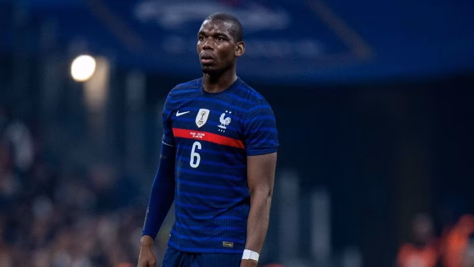 Paul Pogba bỏ lỡ cơ hội bảo vệ danh hiệu vô địch World Cup cùng tuyển Pháp vì chấn thương đầu gối. Ở giải đấu này cách đây 4 năm, Pogba là một trong những cầu thủ chơi ấn tượng nhất của tuyển Pháp.