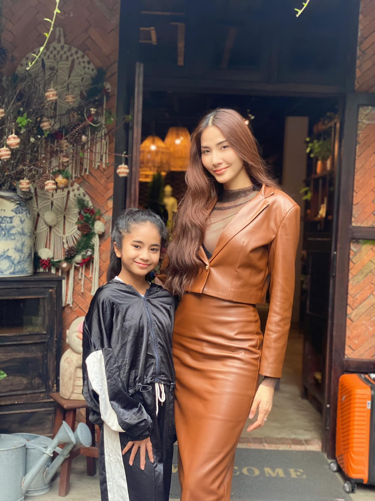 Khánh Huyền được sinh ra trong gia đình dân tộc người Pa Cô, bố mẹ em đều làm nông và không quá rành tiếng phổ thông. Song từ bé, em đã biết đến thời trang và thể hiện đam mê làm người mẫu thông qua những chuyến viếng thăm của các đoàn đi từ thiện.