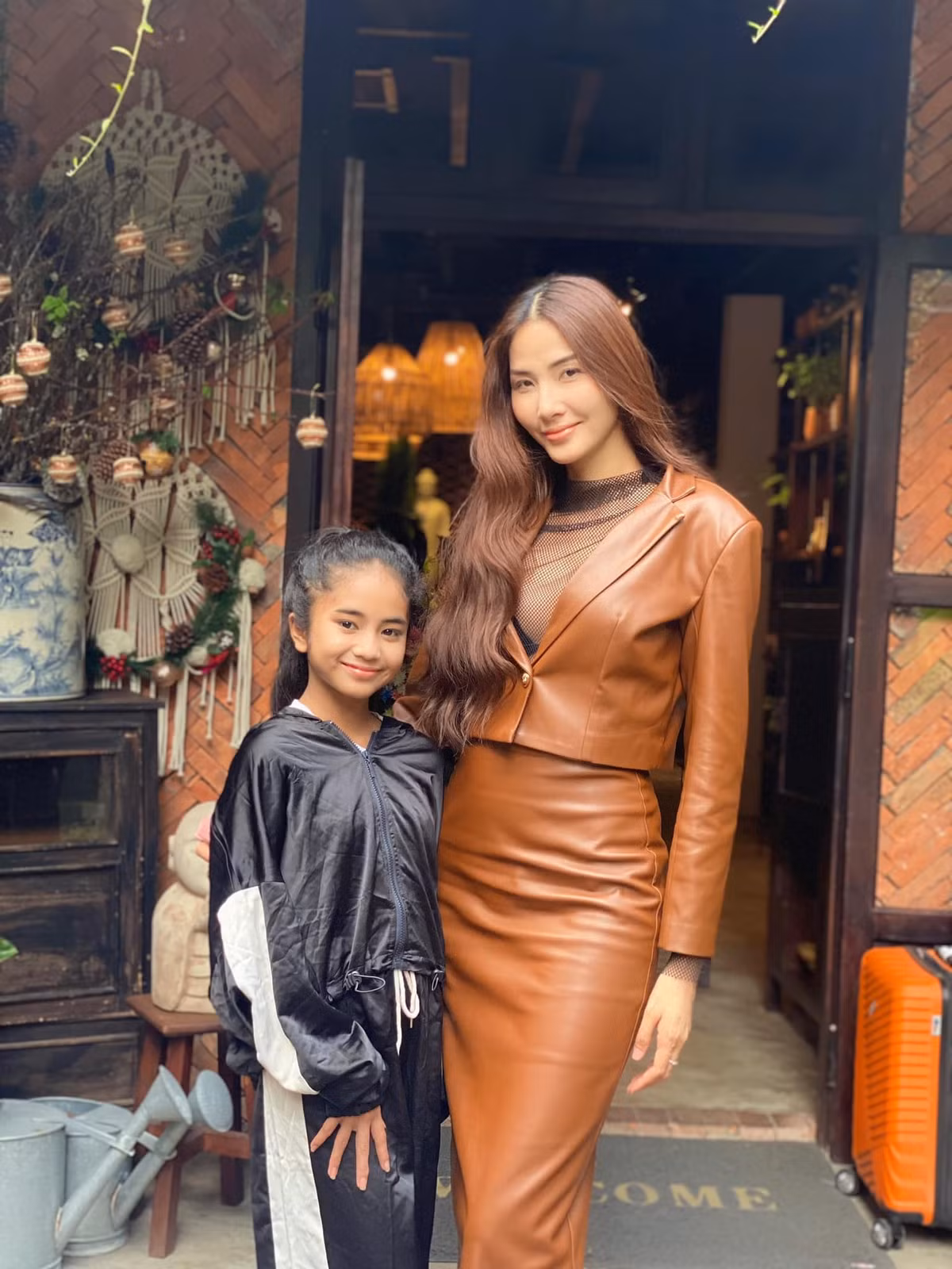 Khánh Huyền được sinh ra trong gia đình dân tộc người Pa Cô, bố mẹ em đều làm nông và không quá rành tiếng phổ thông. Song từ bé, em đã biết đến thời trang và thể hiện đam mê làm người mẫu thông qua những chuyến viếng thăm của các đoàn đi từ thiện.