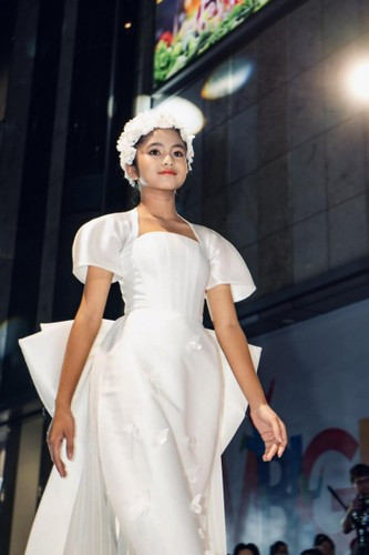 Với gương mặt đẹp cùng tài năng trình diễn, Khánh Huyền hiện tại đã nổi tiếng và nhận được nhiều chú ý từ công chúng từ đó cũng có nhiều lời mời trình diễn catwalk, kiếm thêm thu nhập.