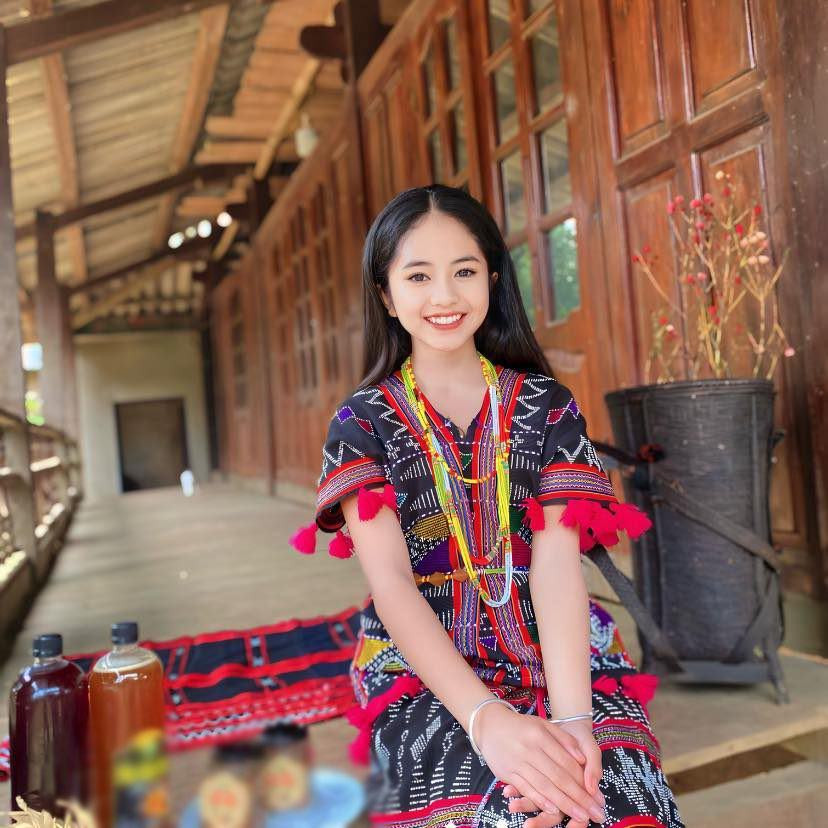 Người thân của Khánh Huyền chia sẻ: "Trên bản mình thường có những đoàn đi từ thiện, cho áo quần. Con lấy quần jeans rồi áo đầm đó cắt và chế lại. Con còn lấy chăn trợ cấp để sáng tạo thành bộ trang phục trình diễn".