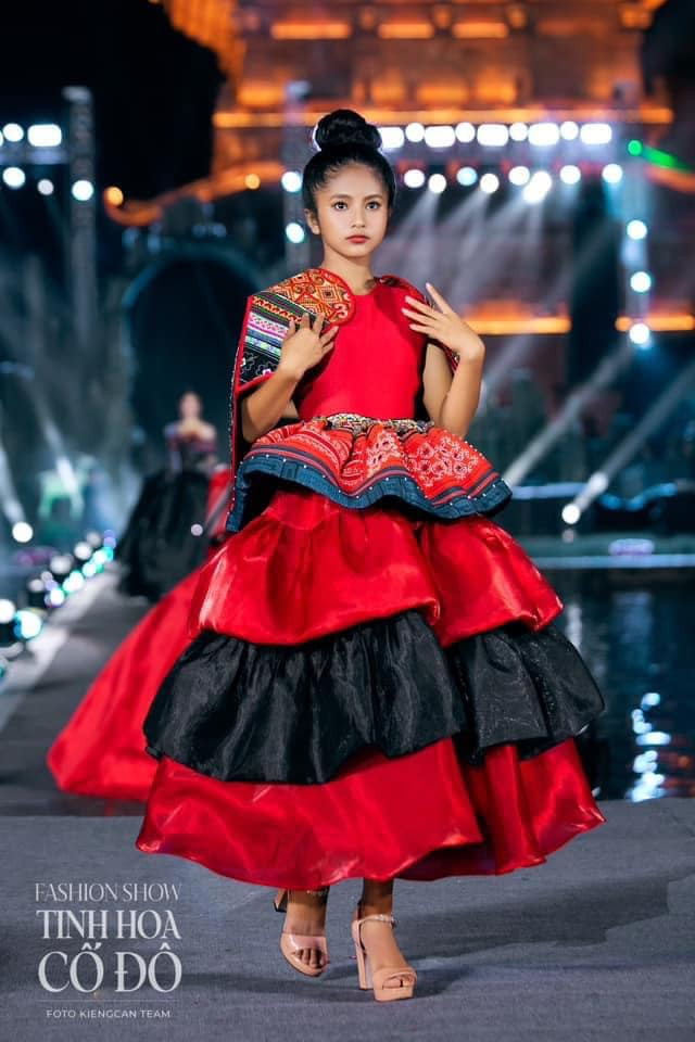 Sau đó mình đăng lên Facebook. Nhờ sự ủng hộ của cộng đồng mạng và mạnh thường quân mà có đủ tiền để 2 bác cháu từ Quảng Trị lên Hà Nội tham gia chương trình, có đủ áo quần cho các phần thi. Mình rất cảm động. Nếu không có mọi người, có thể Huyền không thể tiến xa như vậy". Cậu của Khánh Huyền cho biết thêm.