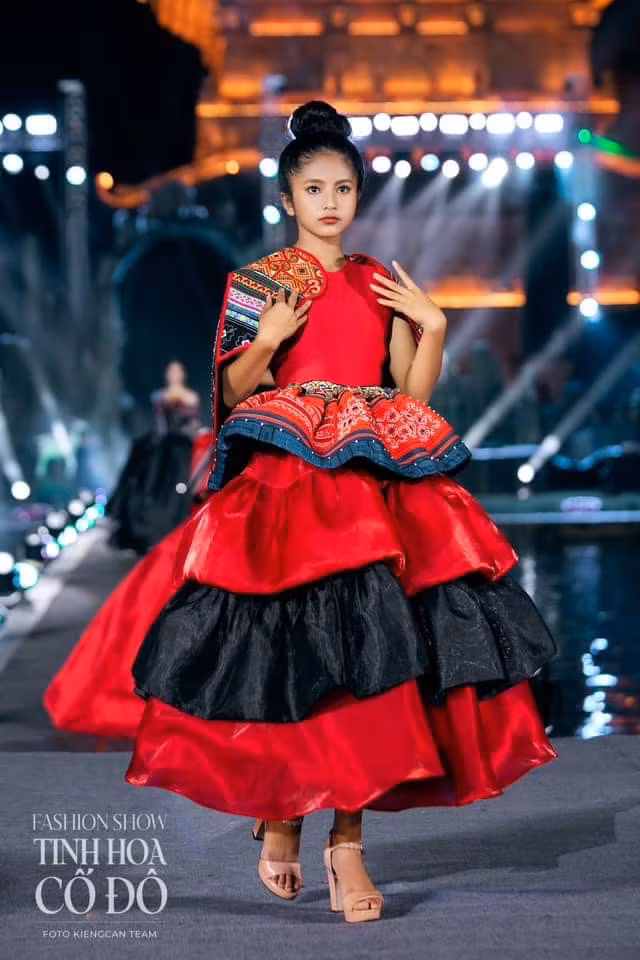 Sau đó mình đăng lên Facebook. Nhờ sự ủng hộ của cộng đồng mạng và mạnh thường quân mà có đủ tiền để 2 bác cháu từ Quảng Trị lên Hà Nội tham gia chương trình, có đủ áo quần cho các phần thi. Mình rất cảm động. Nếu không có mọi người, có thể Huyền không thể tiến xa như vậy". Cậu của Khánh Huyền cho biết thêm.