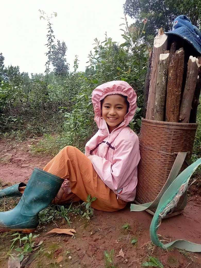 Đặc biệt, những đoạn clip tự chế trang phục, quấn váy áo từ các loại chăn, mền rồi sau đó catwalk, trình diễn chuyên nghiệp đã giúp "sơn nữ vùng cao" này nhận về rất nhiều lượt like, bình luận có cánh từ khán giả.