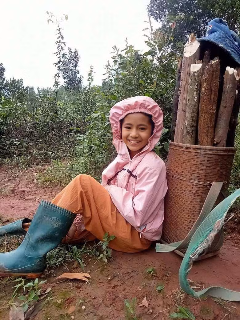 Đặc biệt, những đoạn clip tự chế trang phục, quấn váy áo từ các loại chăn, mền rồi sau đó catwalk, trình diễn chuyên nghiệp đã giúp "sơn nữ vùng cao" này nhận về rất nhiều lượt like, bình luận có cánh từ khán giả.