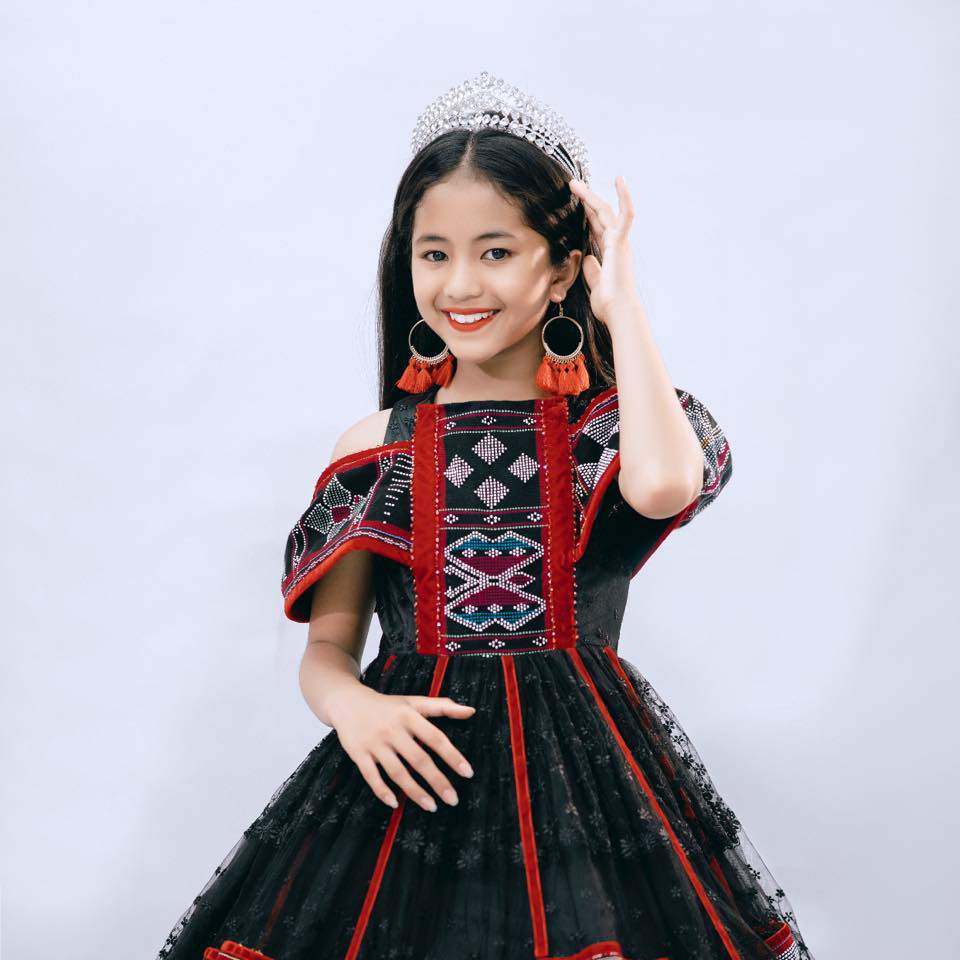 Biết được ước mơ của bé, khi thấy trên Hà Nội có tổ chức cuộc thi về tài năng cho trẻ em, cậu của Khánh Huyền đã đăng ký và dắt cháu mình đi thi.