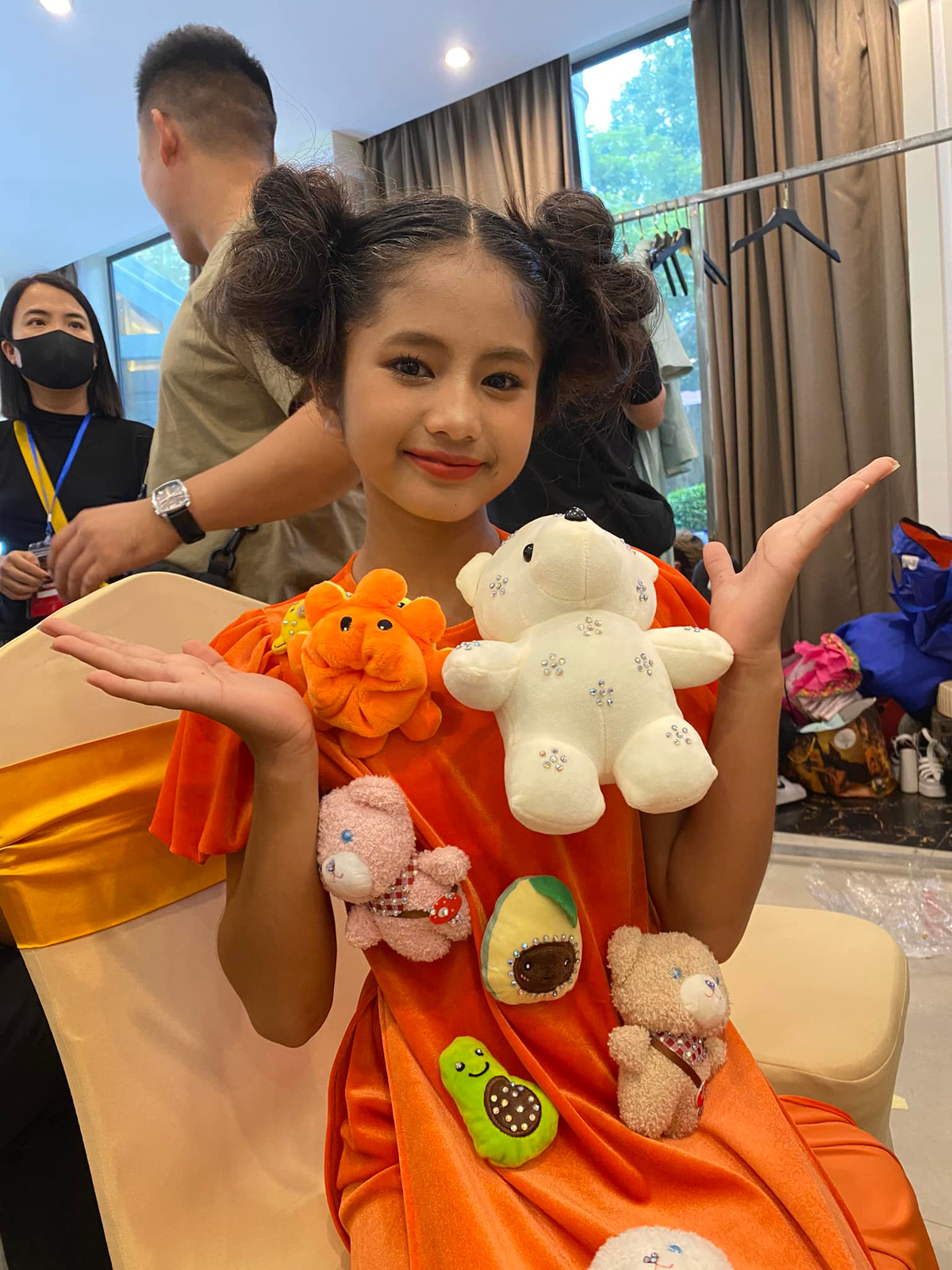 Chia sẻ lại thời điểm đó, người nhà Khánh Huyền cho hay: "Khi đưa cháu đi thi, trong tay hai bác cháu không hề có nổi 1 nghìn đồng. Huyền chỉ cầm một túi ni lông màu xanh, người gầy nhom, đi nhờ xe của người ta ra thị trấn. Nhìn thấy con như vậy, mình đã khóc...