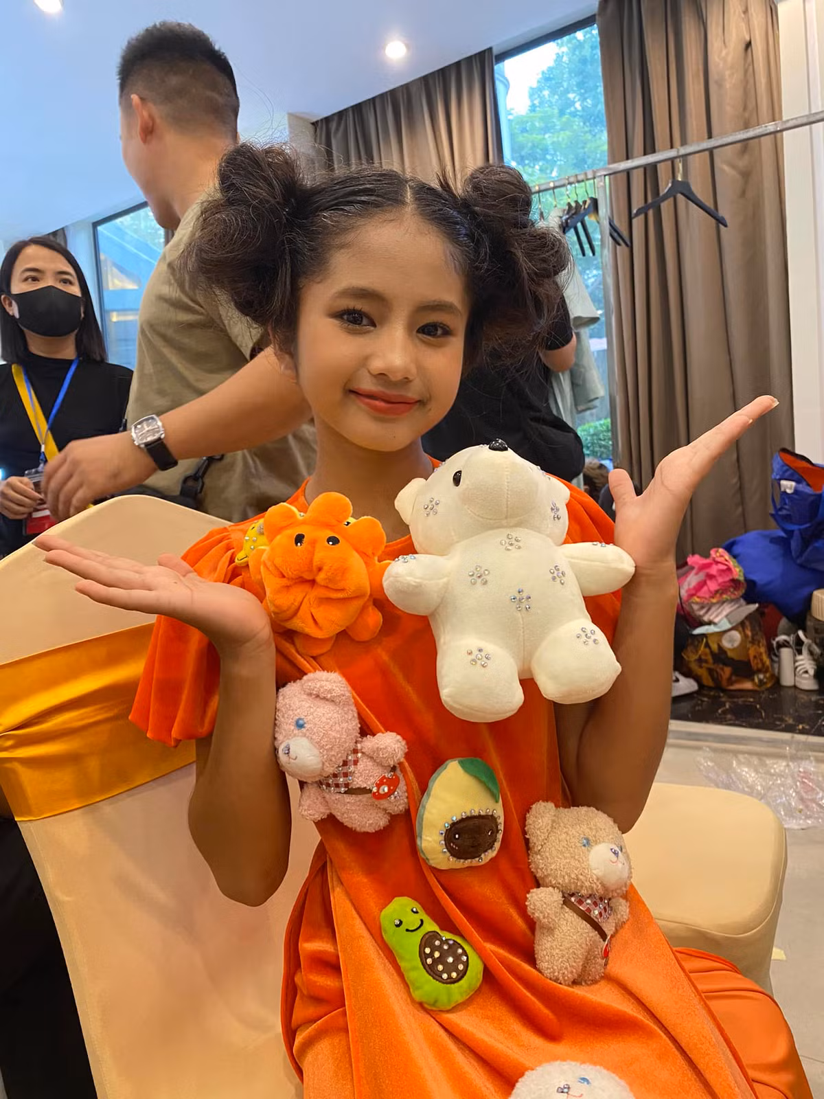 Chia sẻ lại thời điểm đó, người nhà Khánh Huyền cho hay: "Khi đưa cháu đi thi, trong tay hai bác cháu không hề có nổi 1 nghìn đồng. Huyền chỉ cầm một túi ni lông màu xanh, người gầy nhom, đi nhờ xe của người ta ra thị trấn. Nhìn thấy con như vậy, mình đã khóc...