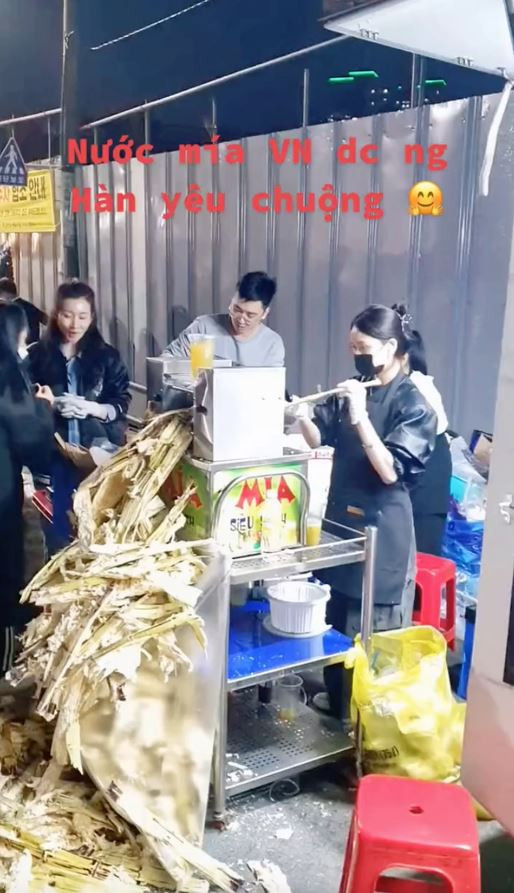 Cụ thể, một cô gái người Việt đã bán nước mía trên một góc phố nhỏ và bất ngờ nhận được sự ủng hộ của rất nhiều vị khách tại Hàn.
