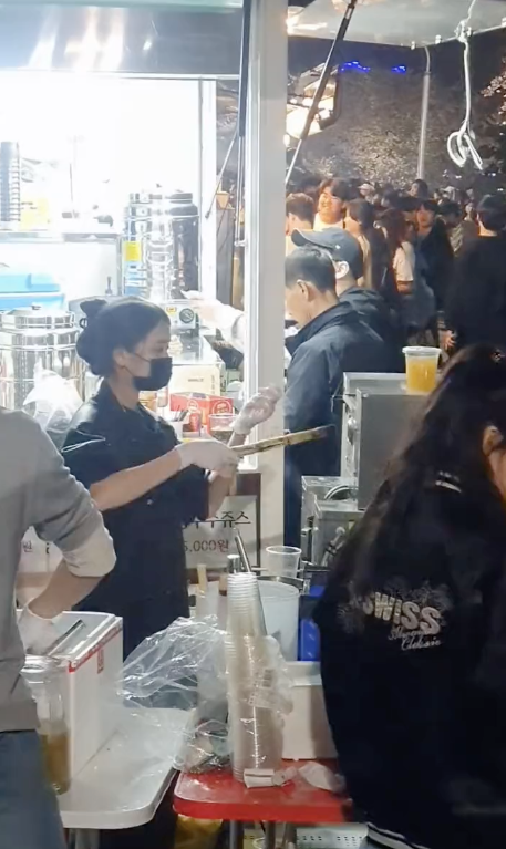 Hơn nữa, sếp của cô còn ngỏ ý muốn mang món nước này sang Hàn bán vì anh chắc chắn rằng người Hàn sẽ thích món này.