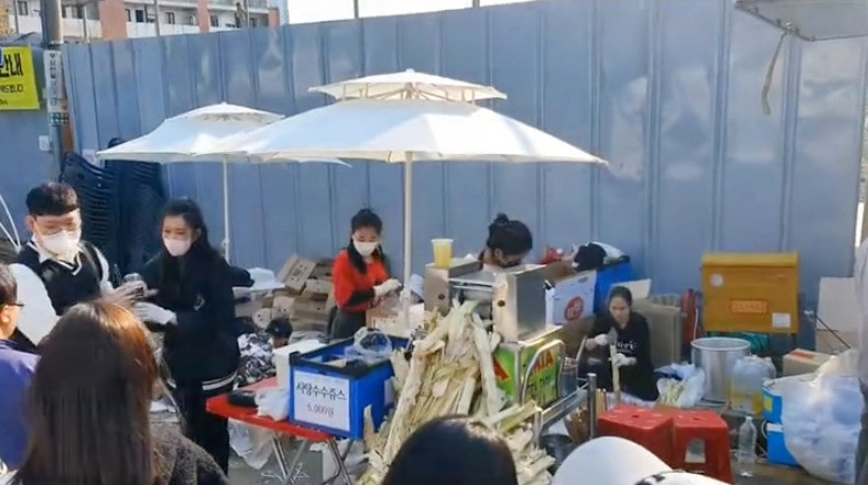 Nước mía là thức uống giải khát quá phổ biến tại Việt Nam. Loại nước này có vị ngọt và mát thích hợp cho những ngày hè nóng nực.