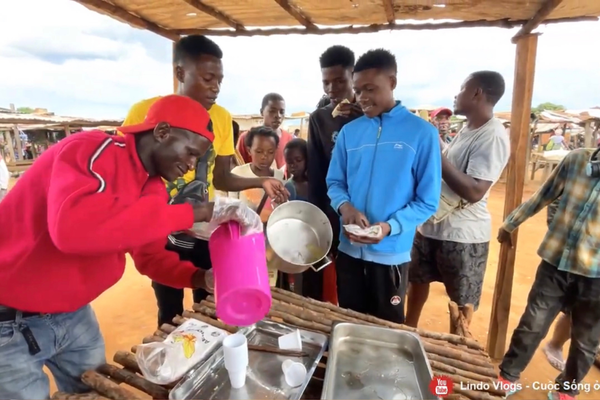 Rất nhiều khách hàng tỏ ra tiếc nuối vì muốn mua thêm nhưng không còn hàng của Lindo. Thấy vậy, anh chàng thuộc team châu Phi của Quang Ling Vlogs đã lập tức nói: “Hôm sau em sẽ bán tiếp ạ”.
