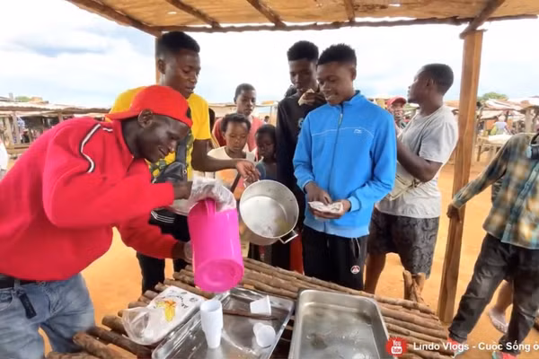 Rất nhiều khách hàng tỏ ra tiếc nuối vì muốn mua thêm nhưng không còn hàng của Lindo. Thấy vậy, anh chàng thuộc team châu Phi của Quang Ling Vlogs đã lập tức nói: “Hôm sau em sẽ bán tiếp ạ”.