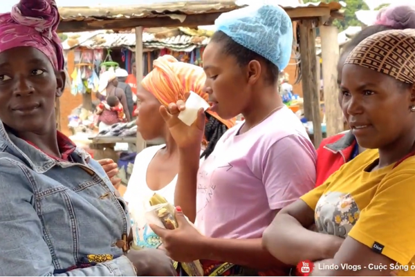 Từ đó, gian hàng của Lindo đón rất nhiều khách. Mọi người còn tranh nhau mua khiến anh phải dặn: “Mọi người cứ bình tĩnh nhé! Ai đến trước thì em sẽ bán trước”.