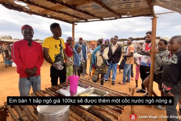 Ngay khi vừa mở sạp bán hàng, “tiệm ngô luộc” của Lindo đã nhanh chóng thu hút rất đông người mua. Lindo còn chào hàng không khác gì người Việt: “Trời mưa ăn ngô luộc ngon lắm mọi người ơi. Mua nhanh nào mọi người ơi”.