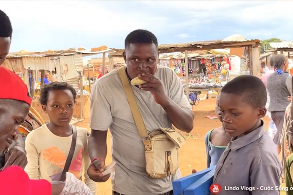 Chỉ trong một khoảng thời gian ngắn, cụ thể là 10 phút, gian hàng ngô của Lindo đã bán hết sạch.