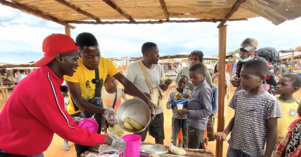 Trước đó, Lindo cũng đã bán món bánh chuối Việt Nam rất đắt hàng. Hai bánh được Lindo bán với giá 50kz (khoảng 3 nghìn đồng). Ngay khi vừa bày bán, gian hàng đã thu hút rất đông người đến mua.