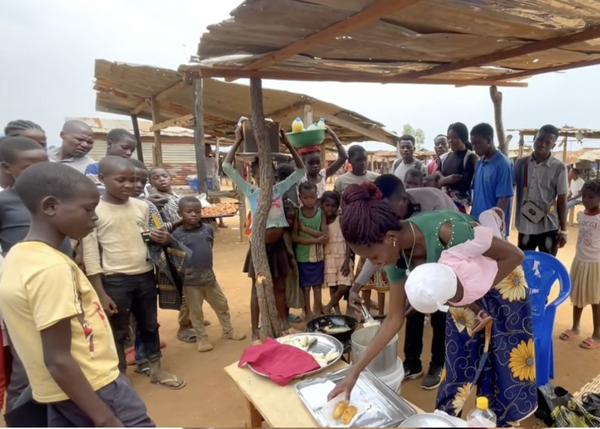 Thấy sạp đông khách, hai vợ chồng Lindo cũng vừa làm vừa tươi cười mừng rỡ. Chỉ chưa đầy 30 phút, Lindo đã bán hết sạch bánh chuối Việt Nam.