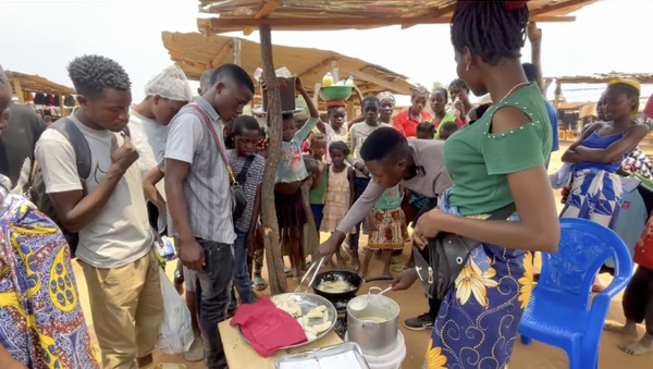 Ngoài ngô nếp luộc và bánh chuối, Lindo cũng đã từng cùng vợ mang khoai tây và hành ra chợ bán. Ngay lập tức, bà con Angola vây kín sạp hàng của anh. Chỉ sau 15 phút, mọi thứ đã được bán gần hết.