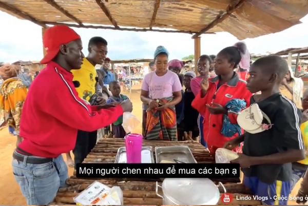 Trên gian hàng của mình, Lindo để một chiếc khay và bày ra khoảng 3-4 bắp. Còn lại, anh chàng để trong nồi vì muốn giữ cho ngô luôn nóng hổi.