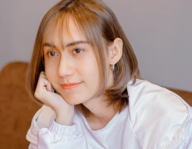 Mặc dù đã tiêm hóc môn để cơ thể trở nên mềm mại, kết hợp phẫu thuật thẩm mỹ giúp gương mặt trở nên hoàn thiện nhưng phần yết hầu của Lynk Lee vẫn còn giữ nguyên như lúc là con trai.