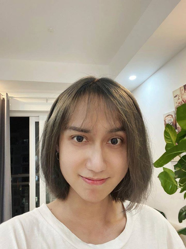 Từ ngày để tóc dài, Lynk Lee được khen là trông nữ tính và xinh đẹp hơn rất nhiều.