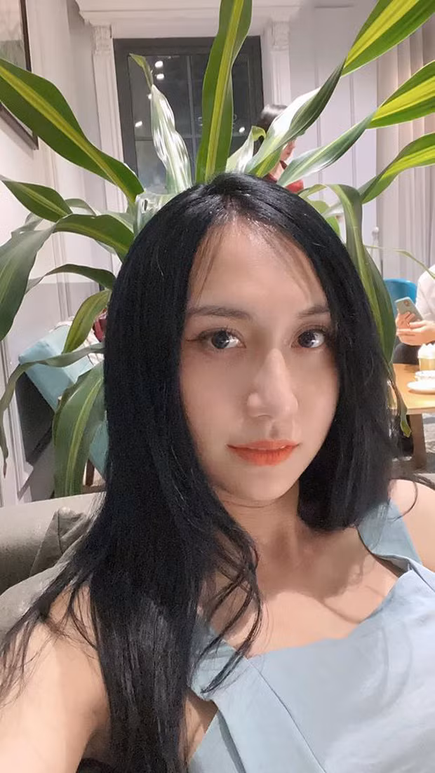 Lynk Lee cho biết bản thân vẫn luôn phải cúi mặt hoặc tìm cách che đi khuyết điểm này nên thời gian tới sẽ sang Thái Lan để mài yết hầu nhằm mục đích làm cho vẻ ngoài nữ tính hơn.