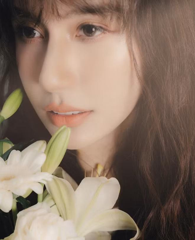 Trong hình ảnh được Bảo Thanh đăng tải, Lynk Lee tự tin diện croptop ôm sát khoe eo thon, trang điểm sương sương và để tóc dài cực nữ tính.