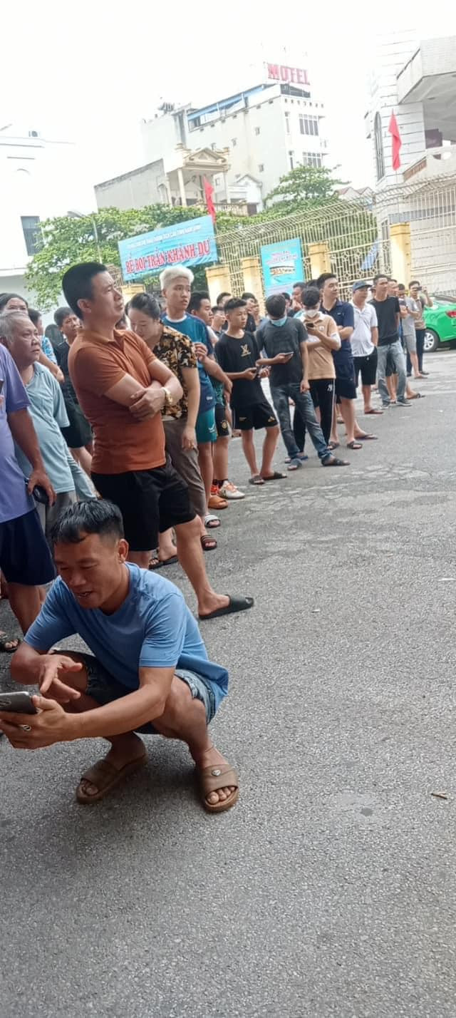 Trong ngày bán vé đầu tiên, đã có rất đông người hâm mộ tới sân Thiên Trường để mua vé.