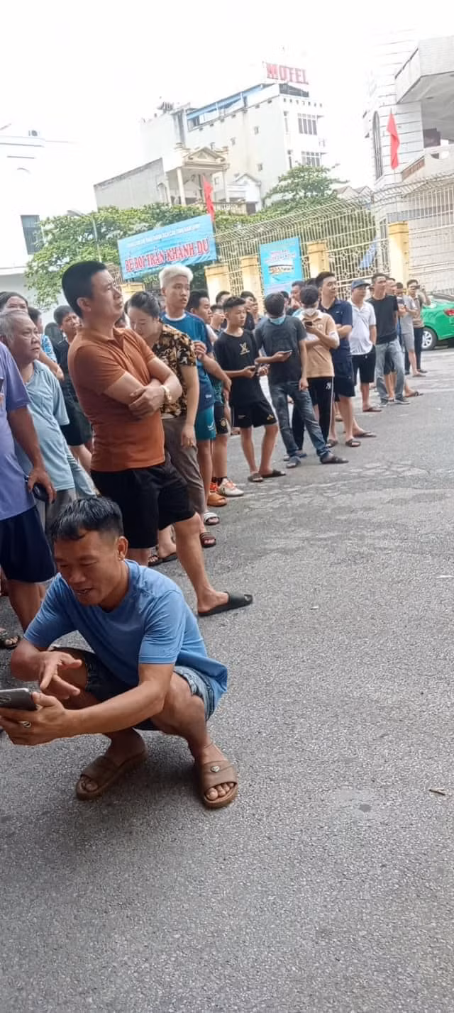 Trong ngày bán vé đầu tiên, đã có rất đông người hâm mộ tới sân Thiên Trường để mua vé.