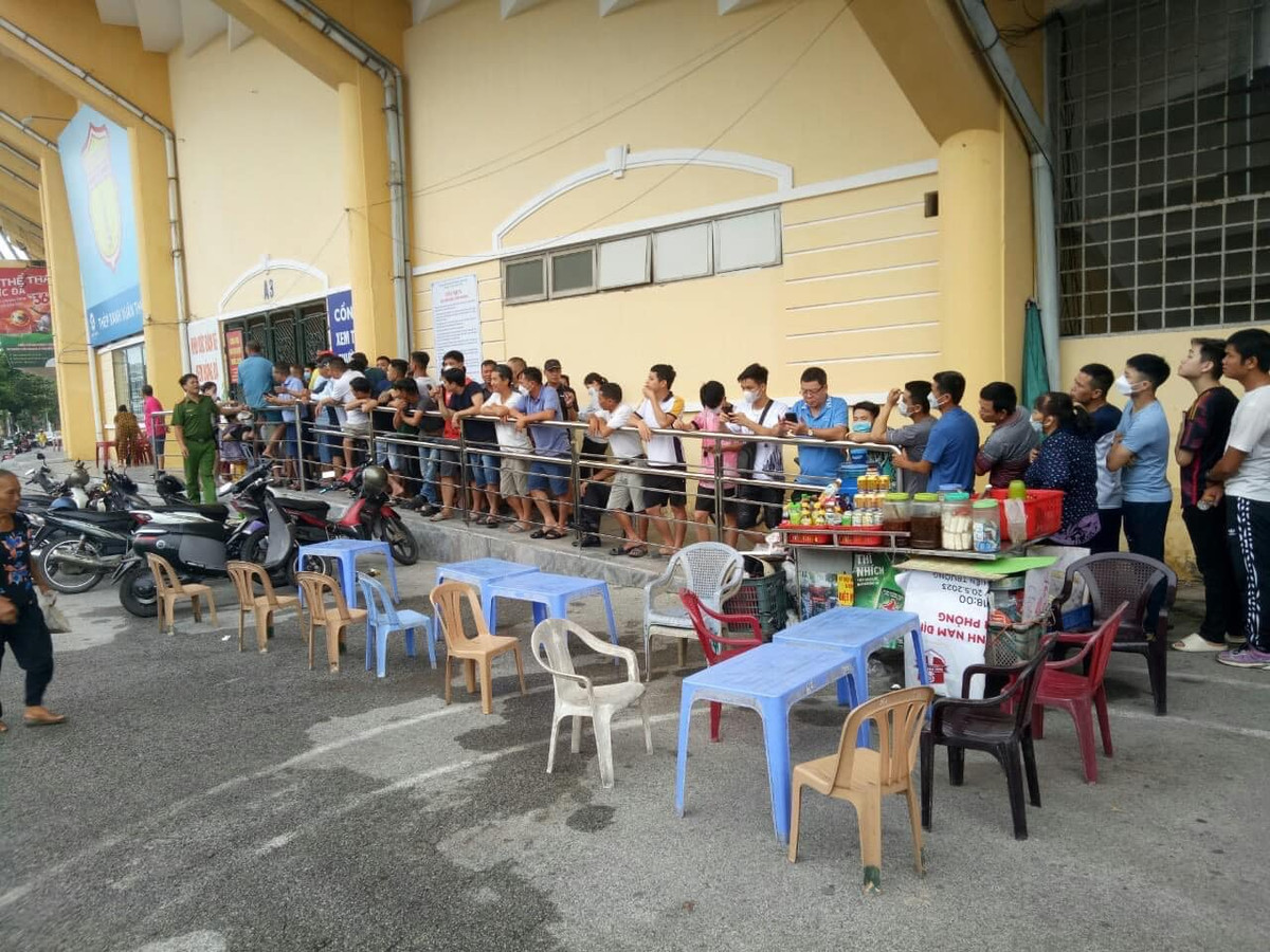 Vé xem trận đấu giữa đội tuyển Việt Nam và Syria có 3 mức gồm: 50.000, 200.000 và 300.000 đồng/vé. Mỗi khán giả được mua tối đa 2 vé.