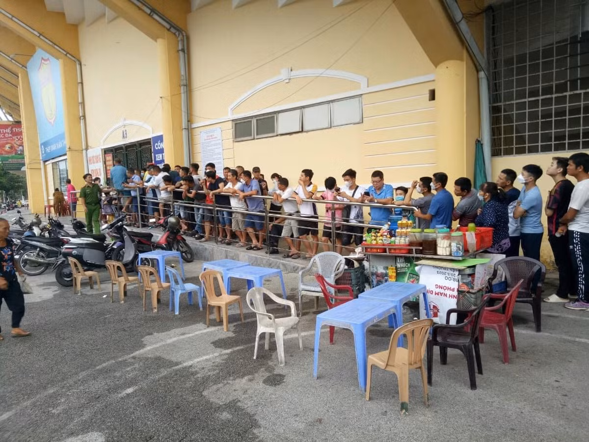 Vé xem trận đấu giữa đội tuyển Việt Nam và Syria có 3 mức gồm: 50.000, 200.000 và 300.000 đồng/vé. Mỗi khán giả được mua tối đa 2 vé.