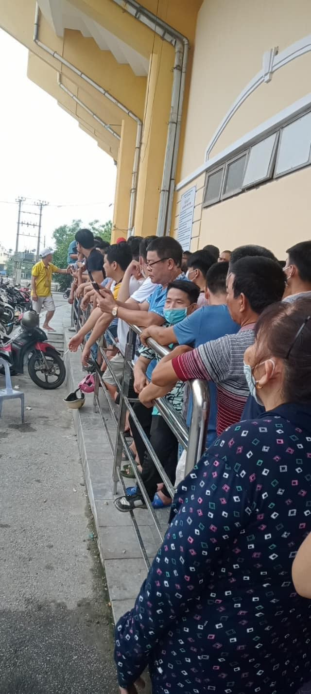 Dưới sự phối hợp giữa ban tổ chức và lực lượng an ninh, buổi bán vé diễn ra suôn sẻ và thành công.