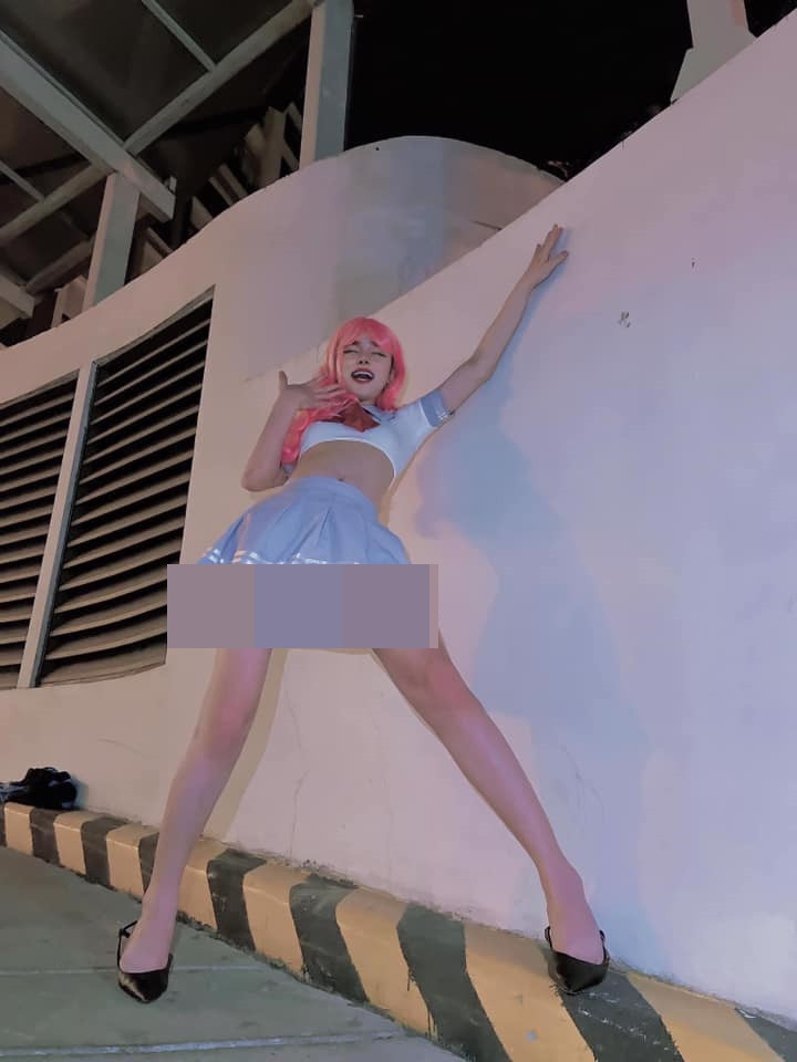 Từ lâu, cộng đồng mạng đã chẳng xa lạ gì với cái tên Trần Đức Bo. Sau khi trở thành hiện tượng mạng vì việc make up như ulzzang Hàn, cậu bạn lại nổi lên khi liên tục giả gái và chụp những bức ảnh với phong thái tạo dáng "cong cớn".