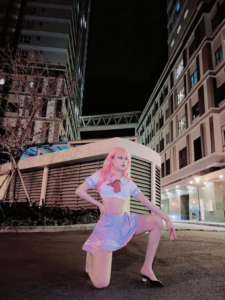 Với trang phục này, Trần Đức Bo cố tình khoe đôi chân dài miên man và vòng eo có bị đánh giá "giả trân".