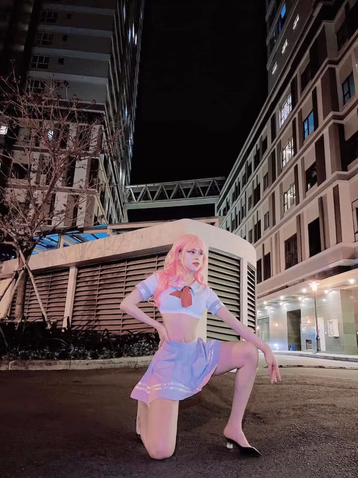 Với trang phục này, Trần Đức Bo cố tình khoe đôi chân dài miên man và vòng eo có bị đánh giá "giả trân".