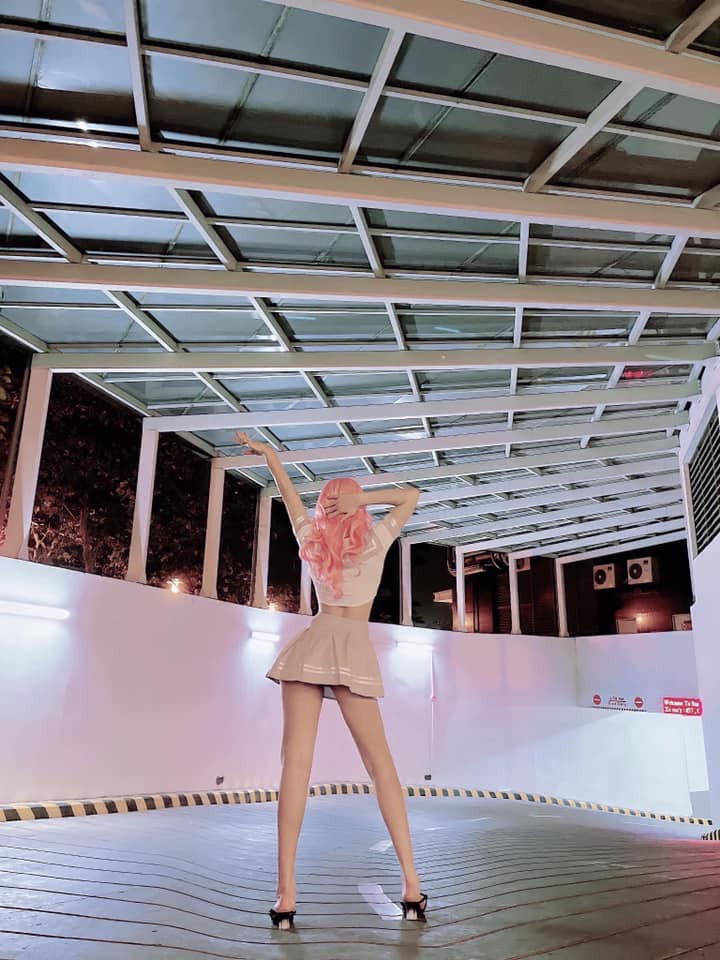 Xuất hiện trong khung hình, Trần Đức Bo diện chiếc chân váy ngắn quyến rũ và phần trên mặc áo croptop để lộ vòng eo siêu nhỏ.