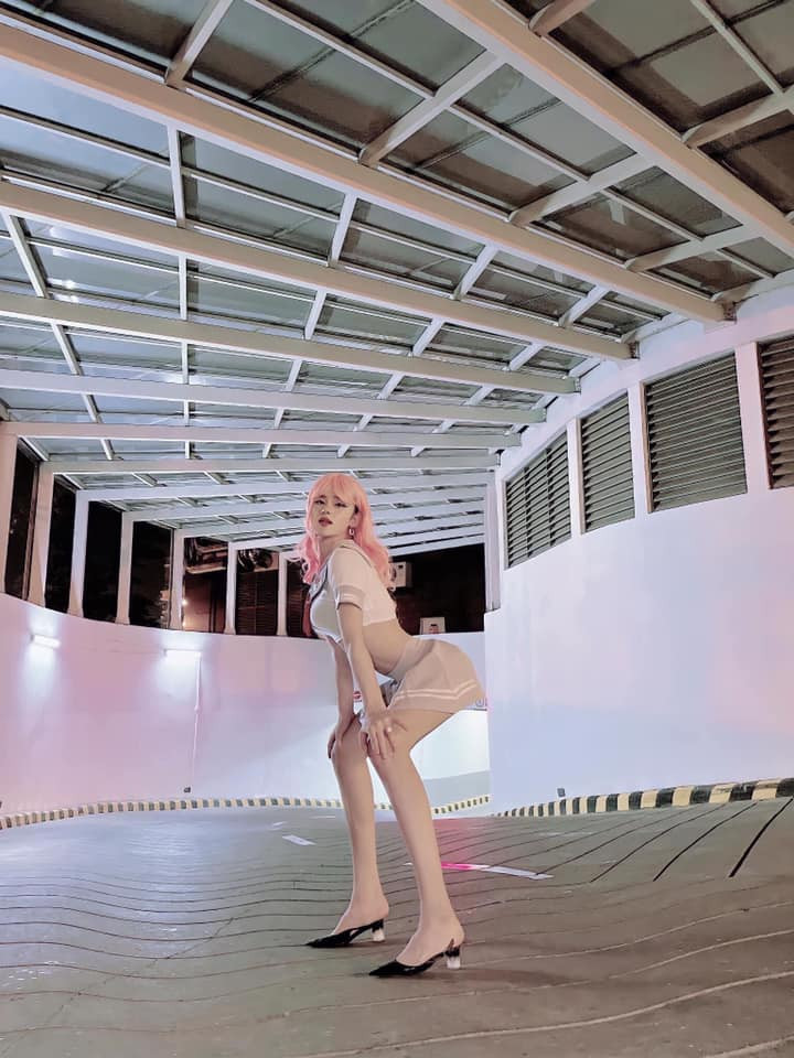 Mới đây nhất, thảm họa mạng Trần Đức Bo lại tiếp tục giả gái nhưng thay vì concept "bà già noel" hay "áo dài dịu dàng" thì lần này cậu bạn lại hóa thân thành "gái xinh nổi loạn".