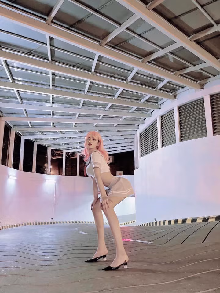 Mới đây nhất, thảm họa mạng Trần Đức Bo lại tiếp tục giả gái nhưng thay vì concept "bà già noel" hay "áo dài dịu dàng" thì lần này cậu bạn lại hóa thân thành "gái xinh nổi loạn".