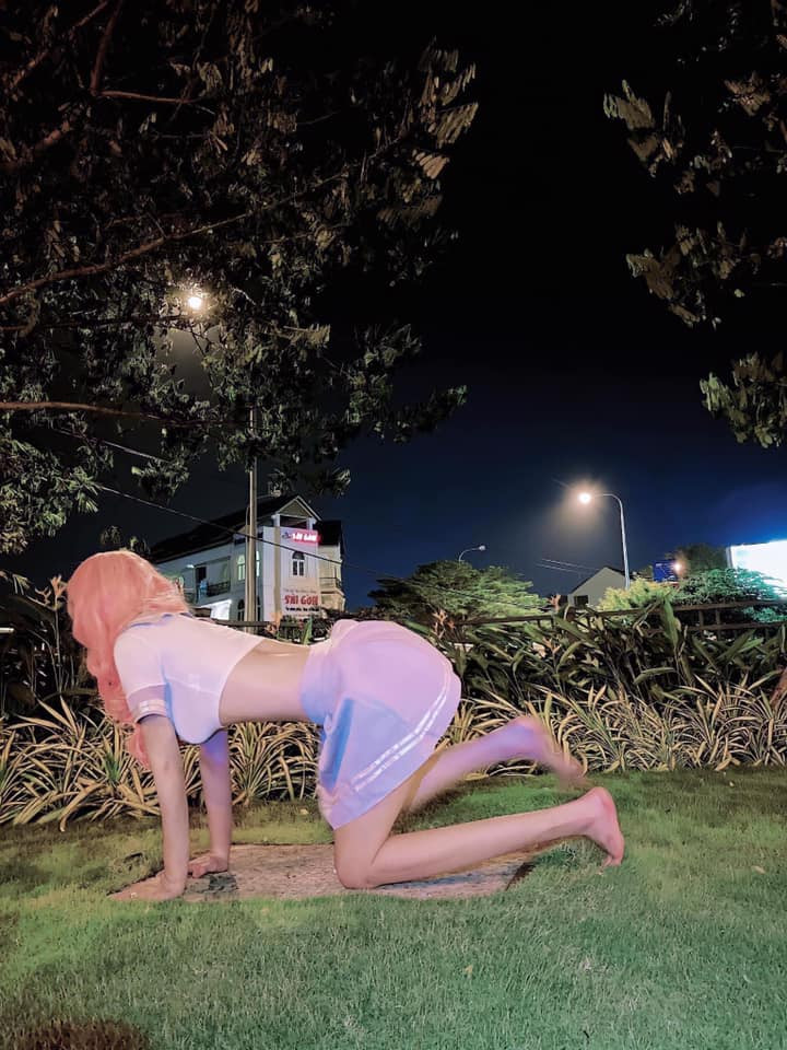 Theo nhận xét của nhiều người, nếu nhìn tổng thể thảm họa mạng Trần Đức Bo khá ổn. Tuy nhiên, việc tạo dáng gợi cảm quá đà của anh chàng lại khiến nhiều người phải ái ngại.