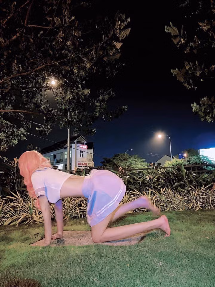 Theo nhận xét của nhiều người, nếu nhìn tổng thể thảm họa mạng Trần Đức Bo khá ổn. Tuy nhiên, việc tạo dáng gợi cảm quá đà của anh chàng lại khiến nhiều người phải ái ngại.