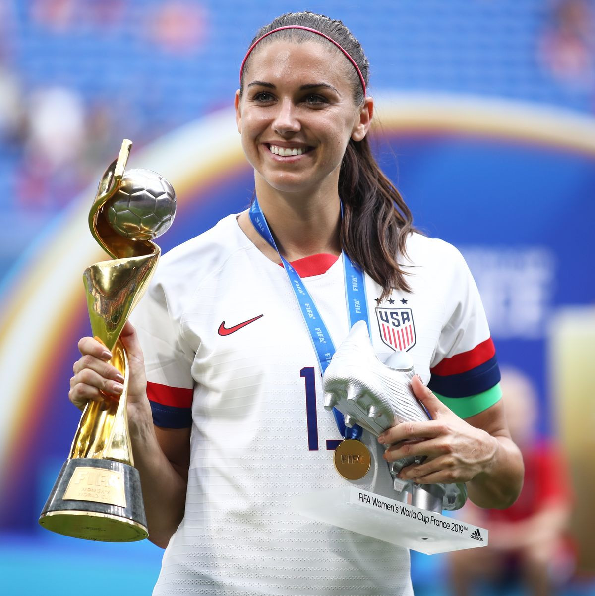 Alex Morgan, có hơn 200 lần khoác áo tuyển Mỹ và ghi tới 121 bàn cấp độ quốc tế. Cô giành được hai chức vô địch World Cup và một huy chương vàng Olympic.
