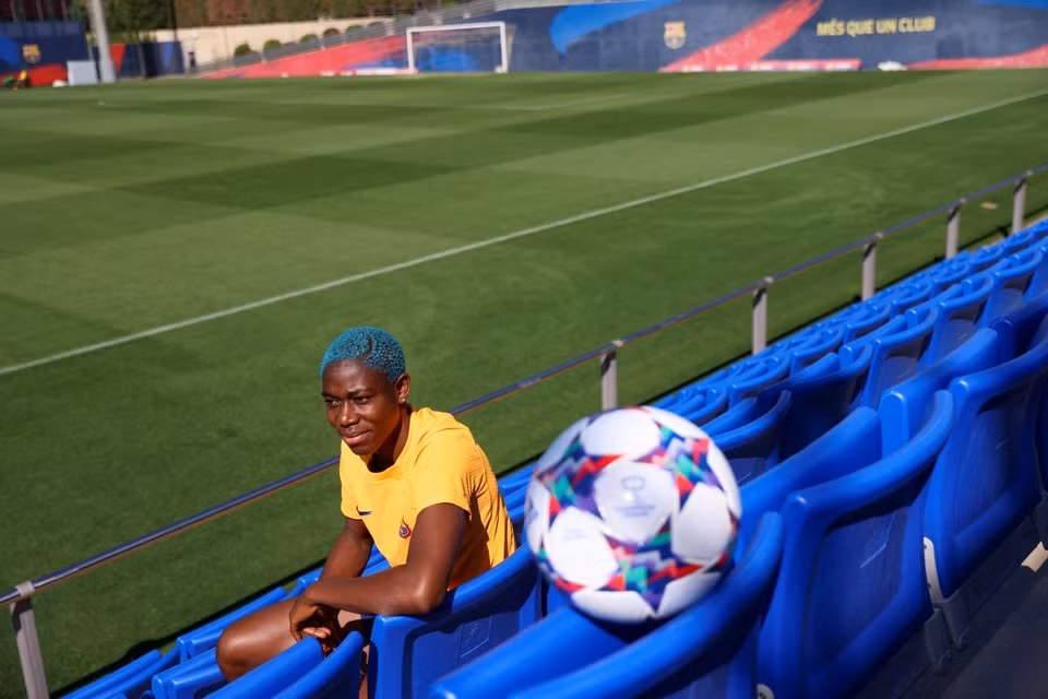 Asisat Oshoala là nữ cầu thủ châu Phi đầu tiên vô địch Champions League vào năm 2021. Cô cũng 5 lần chiến thắng giải Cầu thủ châu Phi hay nhất năm và là nữ ngôi sao châu Phi đầu tiên được đề cử cho danh hiệu Quả bóng vàng.