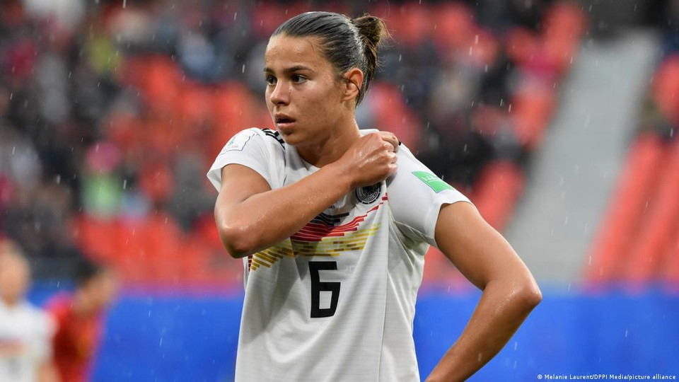 Lena Oberdorf, 21 tuổi, là tài năng trẻ đang lên của bóng đá Đức. Cô giành danh hiệu Cầu thủ trẻ hay nhất Euro 2022 và có tên trong đội hình tiêu biểu của giải.