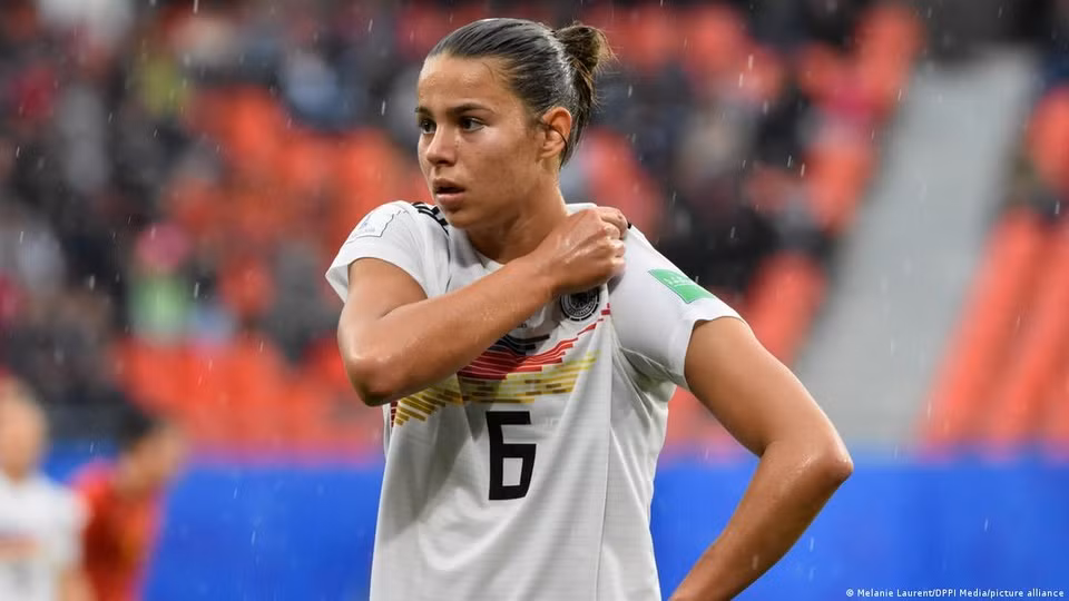 Lena Oberdorf, 21 tuổi, là tài năng trẻ đang lên của bóng đá Đức. Cô giành danh hiệu Cầu thủ trẻ hay nhất Euro 2022 và có tên trong đội hình tiêu biểu của giải.