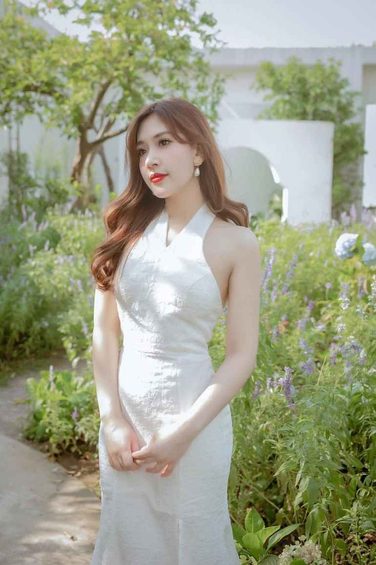 Hơn nữa, trong bối cảnh, sau 2 năm ảnh hưởng của đại dịch Covid-19, việc tổ chức một đại hội thể thao lớn còn thể hiện sự "hồi sinh" của khu vực, sức mạnh đoàn kết vượt qua khó khăn của các quốc gia. Dù đã từng tham gia nhiều sự kiện lớn nhưng lần này, tôi vẫn háo hức, hồi hộp như ngày mới vào nghề". Nữ MC xinh đẹp Minh Đức nói thêm.