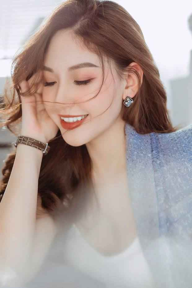 MC Minh Đức đạt điểm IELTS 8.0. Bên cạnh đó, làm việc trong môi trường thường xuyên được đi công tác nước ngoài nên cô có nhiều cơ hội giao tiếp, trau dồi vốn ngoại ngữ, tự tin dẫn song ngữ.