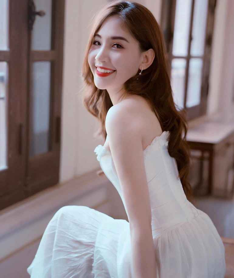 Được biết, tiếng Anh của MC Minh Đức đạt điểm IELTS là 8.0. Và việc được làm trong môi trường liên tục đi nước ngoài công tác, giao tiếp với nhiều người bản địa càng giúp cô có nhiều cơ hội trau dồi thêm khả năng ngôn ngữ.